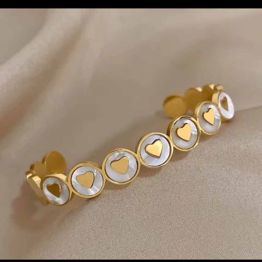 Super Cute Hearts With Pearl Back Motif Bracelet